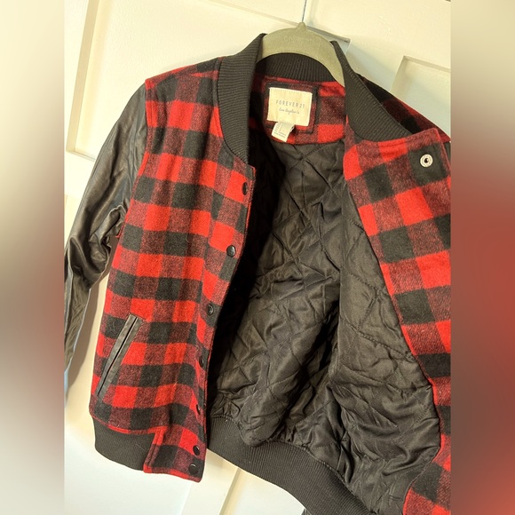 EUC Forever 21 Women’s small red black buffalo plaid bomber jacket faux leather - Picture 2 of 12